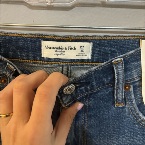 Abercrombie & Fitch The Mom High Rise Jean NWT Size 4/27 - Picture 4 of 10